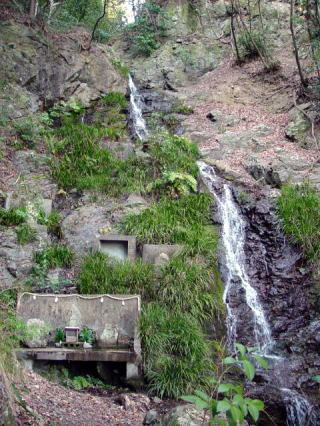 水無瀬の滝（左）